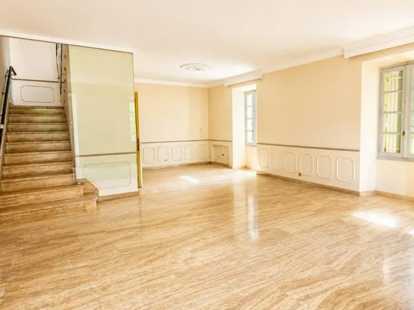 268 m² de caractère sur 885 m² de terrain ! Authentique maison en pierre offrant de beaux volumes, u