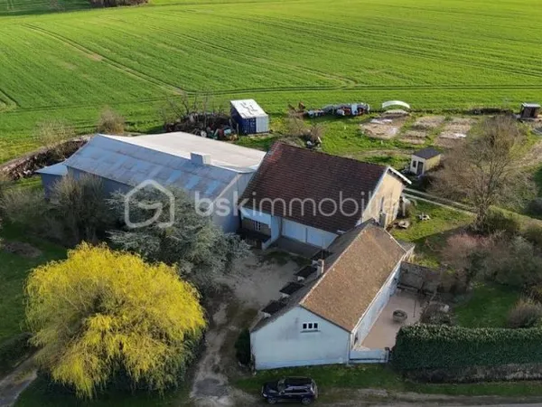 corps de ferme avec garage et dépendances