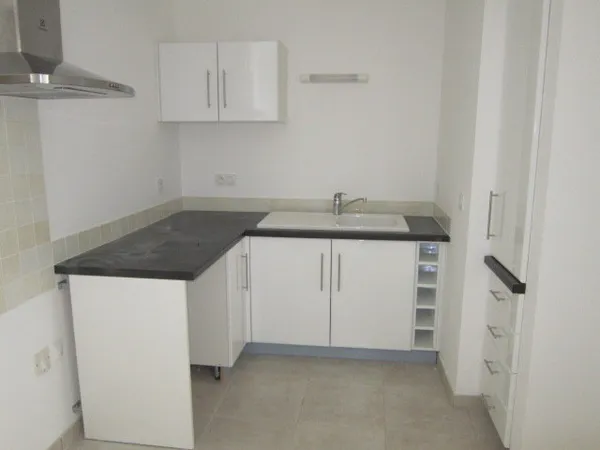 Maison T4 avec garage et cour extérieure Référence 1022