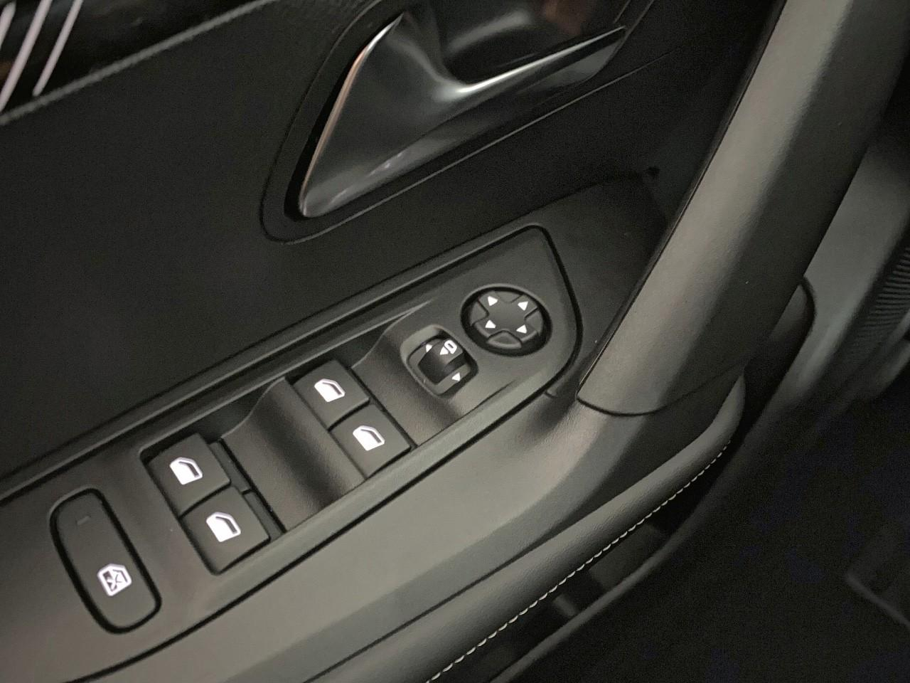 Peugeot 2008 turbo 100 ch bvm6 allure — photo 20