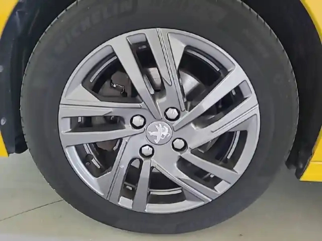 Peugeot 208 puretech 100 s&amp;s bvm6 — photo 13