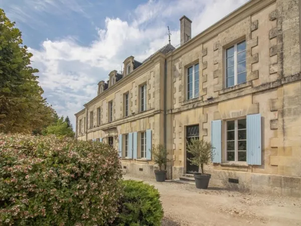 Château d'Exception avec Dépendances, Piscine et Jardin Paysager