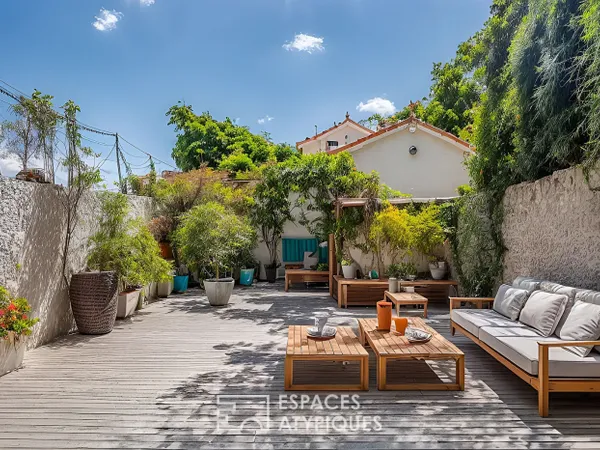 Maison aux touches industrielles avec ses deux terrasses et son