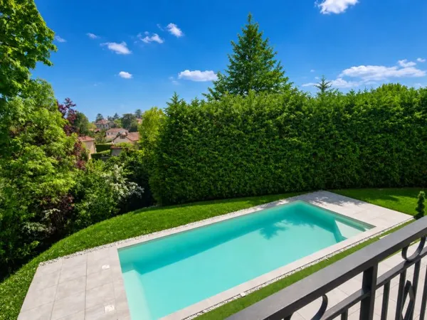 LUXUEUSE PROPRIETE CONTEMPORAINE, 300M² + SS SOL, RECEPT° AVEC CUISINE EQUIPEE DE 90M², 5 SUITES DON
