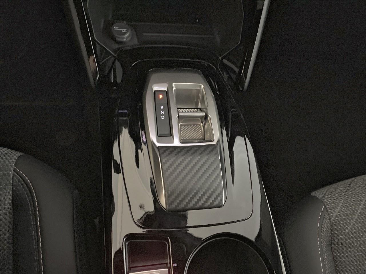 Peugeot 2008 hybrid 145 ch e-dcs6 allure — photo 17
