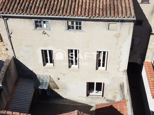 Ensemble immobilier composé d'une maison de 150m², d'un local commercial de 40m², cour et grand gara