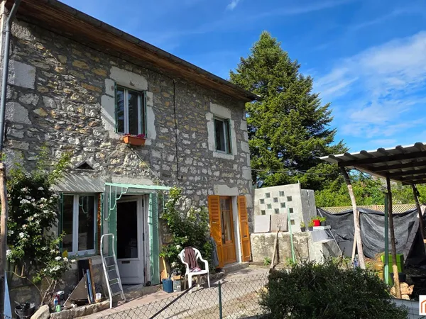 Maison en pierre avec cachet en bord de rivière