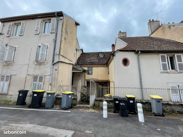Ensemble immobilier à rénover + terrain + 6 garages