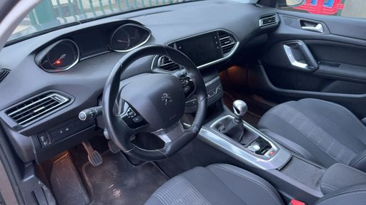 Peugeot 308 SW 1.2 PureTech 130 - Allure – 2019 – 57646 km – Essence – Boîte Manuelle — photo 13