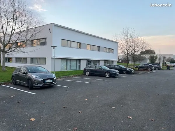 Location Bureaux Climatisés Chateaugiron - 128 M2 + 6 Parkings - 1980€ HT/mois HC