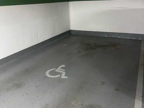 Place parking proximité piscine