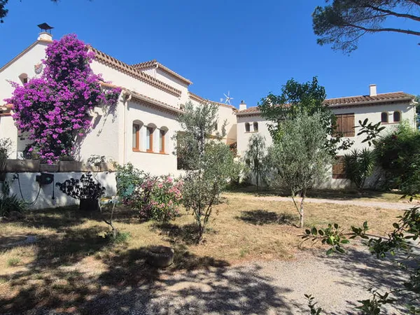 Mas avec Gîtes et deux maisons