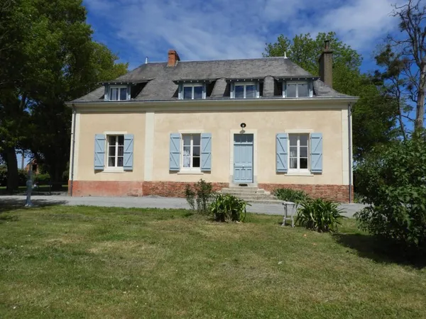 TRES BELLE DEMEURE ET DEPENDANCE AMENAGEES SUR PARC DE 6000 m2 AUX PORTES D'ECOMMOY