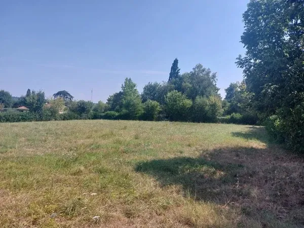 Terrain constructible d'une superficie de 2267 m²