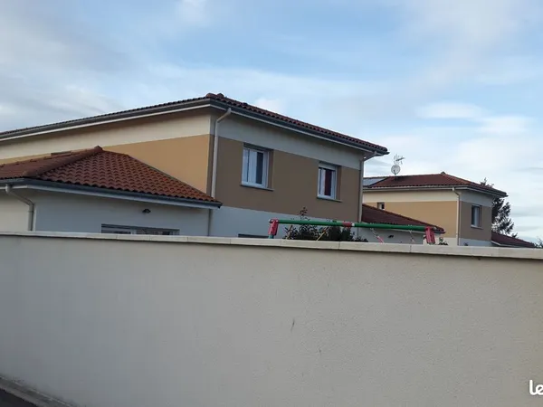 9Om2 3 CHAMBRES Bonne Isolation 954 C.C