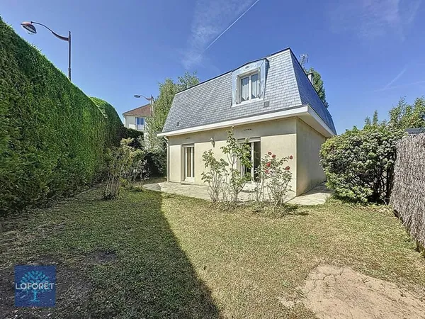 En plein coeur du centre-ville, maison familiale de 127 m² avec jardin et double garage