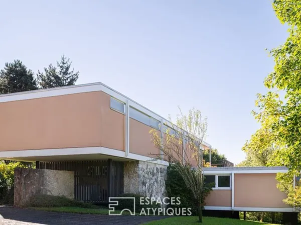 Propriété d'architecte organique et ses installations équestres