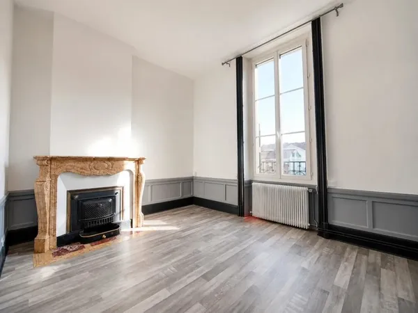 Bel appartement T4 dans l'ancien, rénové, à 100 m de la gare