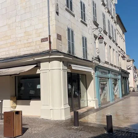 Local 30 m² + réserve 30 m² - Coeur de ville, rue piétonne - Praticiens bien-être
