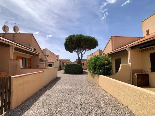 Maison de type T2 cabine rénovée et climatisée avec terrasse et parking