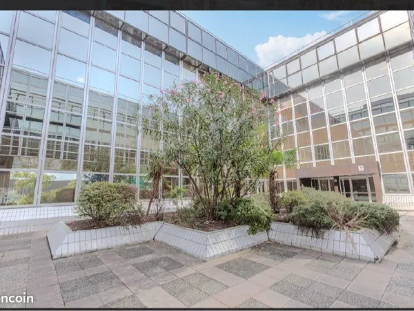 Ensemble de 5 bureaux, une salle de réunion et une cuisine