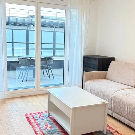 Location studio neuf à Suresnes