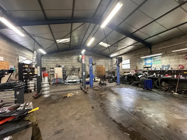 Local commercial 2 pièces 184 m²