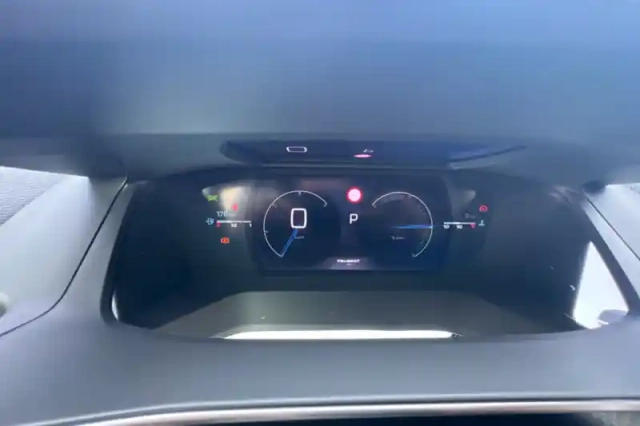 Peugeot 2008 hybrid 145 e-dcs6 — photo 12