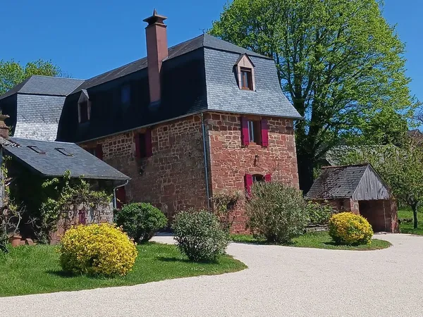 Maison en pierres rouges