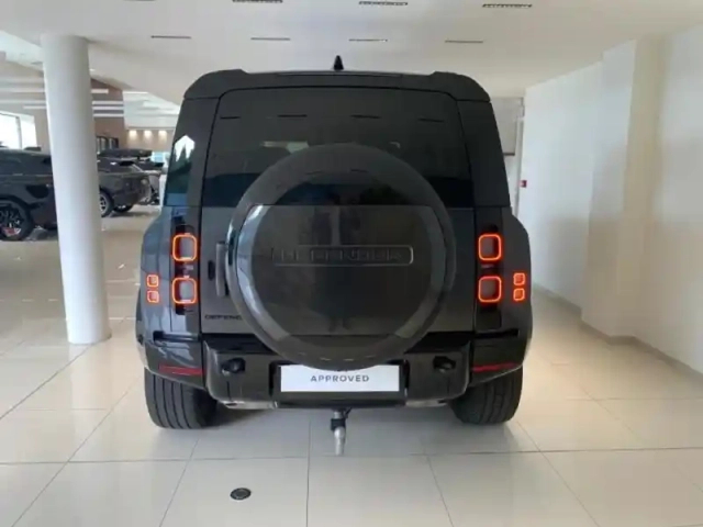 Land Rover Defender 110 2.0 p300e phev x — photo 4