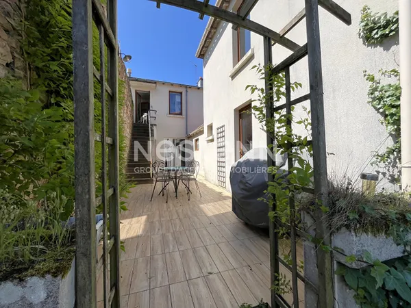 Maison 2 chambres, Basse Indre + appartement 1 chambre + studio , cour, jardin et roof to^p