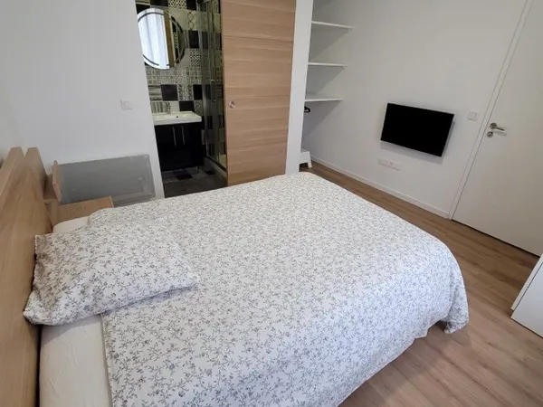 Location d'un espace privatif 16m2 (chambre + salle de bain privative, douche et WC) état neuf