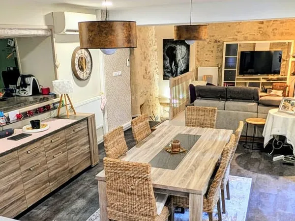 Très jolie Maison en pierre avec extérieurs sans vis-à-vis