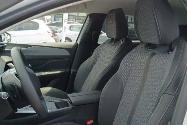 Peugeot 308 hybrid 145 e-dcs6 — photo 10