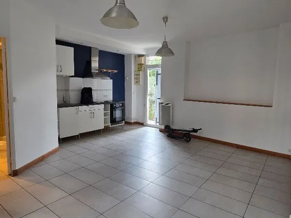 Rue Brandis proximité Conception Timone T2 traversant excellent état