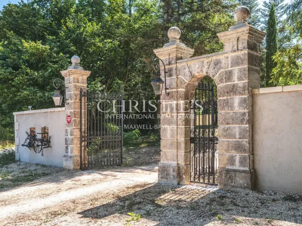Superbe domaine de château au style architectural unique et sais