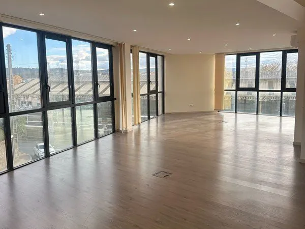 À LOUER - BUREAUX 110 m² - CARCASSONNE CENTRE / GARE - 3 PARKINGS PRIVATIFS