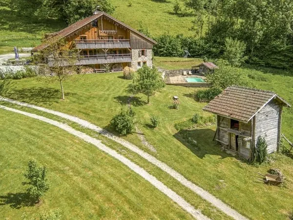 Une maison familiale alpine privée avec piscine, spa et caractère - près de Genève