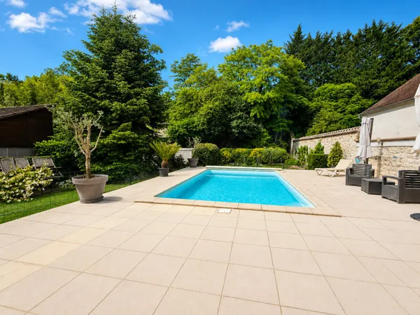 Propriété avec dépendance et piscine