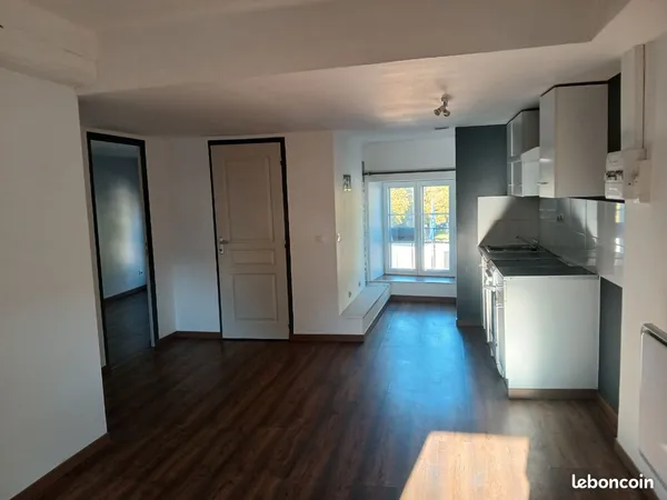 Appartement Location Lussac-les-Châteaux 2p 44m² 590€