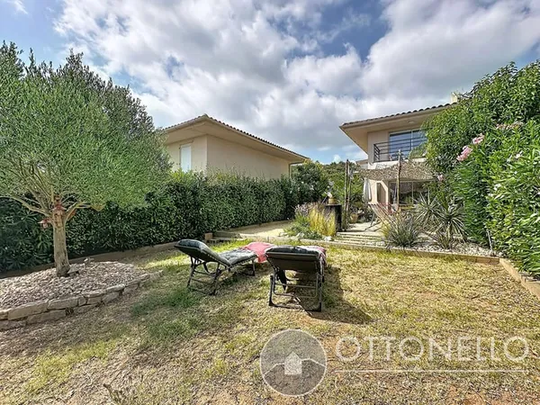 Maison 3 pièces 57.75 m2 LOUÉE sur un terrain de 188 m2 avec deux terrasses, garage et parking