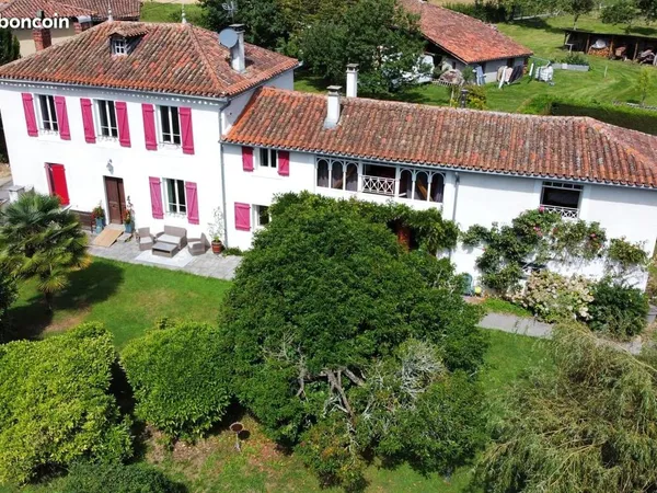 Maison de caractère du XIX siècle 270 m2 sur un terrain arboré et entretenu de 3250 m2