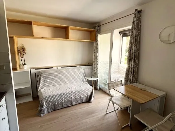Studio meublé 18 m2- Hyères, quartier Pyanet-Location à l'année