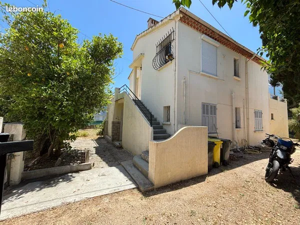 Maison de 141 m2 loi carrez de 2 appartements dont 1 de 85 m2 en rdc et un de 55m2 à l'étage sur ter