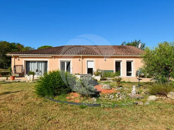 Maison de plain-pied de 142 m² avec garage et grand terrain arboré - Campagne de Caussade