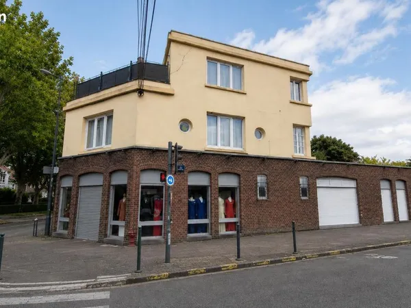 Local prêt-à-porter 120 m²