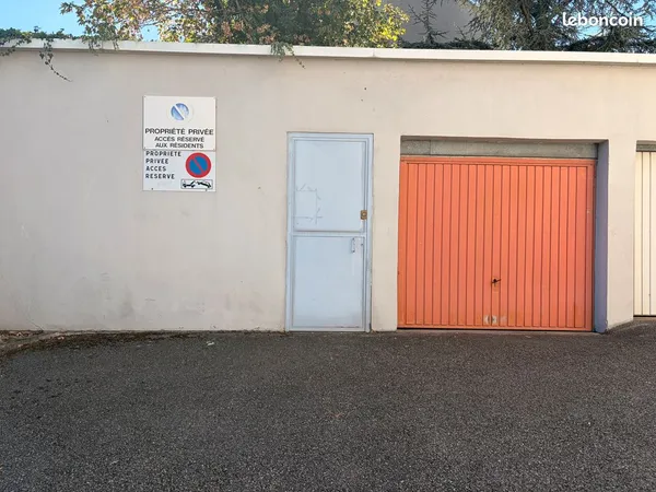 Loue garage/local de stockage