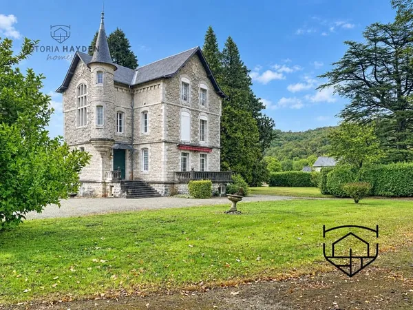 Vallée d'Ossau, villa bourgeoise du XXe s. sur parc arboré