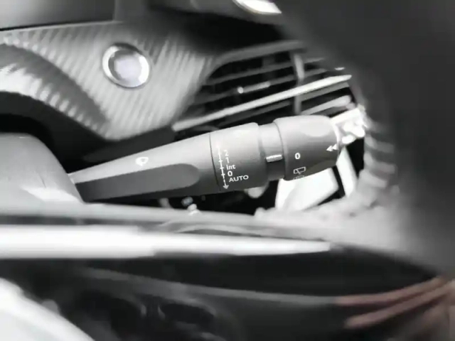 Peugeot 2008 puretech 100 s&amp;s bvm6 allure — photo 17