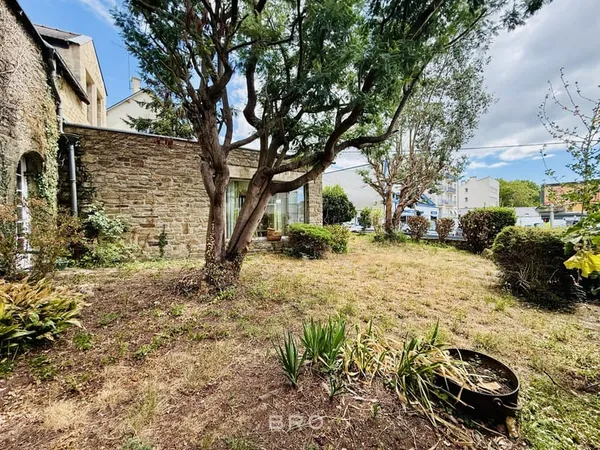 PROPRIÉTÉ 236 M2 VANNES -SECTEUR GARE- 4 CHAMBRES- GARAGE -